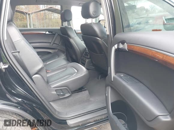 ✅ 2015 Audi Q7 Premium Plus • VIN: WA1LGAFE4FD030454 • Lot: 43647798. Wystawiony na IAAI z przebiegiem 161 147 mil. Bezpłatny archiwum sprzedaży aukcyjnych z USA i szczegółowy raport historii pojazdu na DreamBid. Zdjęcie 8.