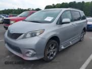 ✅ 2014 Toyota Sienna SE • VIN: 5TDXK3DC6ES421515 • Lot: 43102179. Wystawiony na IAAI z przebiegiem 63 756 mil. Bezpłatny archiwum sprzedaży aukcyjnych z USA i szczegółowy raport historii pojazdu na DreamBid. Zdjęcie 17.