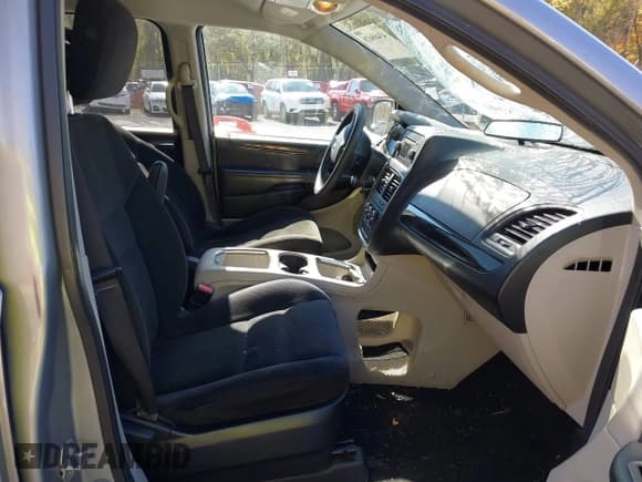 ✅ 2015 Dodge Grand Caravan SXT • VIN: 2C4RDGCG7FR567320 • Lot: 43488020. Wystawiony na IAAI z przebiegiem 216 993 mil. Bezpłatny archiwum sprzedaży aukcyjnych z USA i szczegółowy raport historii pojazdu na DreamBid. Zdjęcie 5.