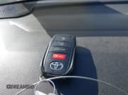 ✅ 2024 Toyota Tundra SR5 • VIN: 5TFLA5DB3RX229778 • Lot: 43539341. Wystawiony na IAAI z przebiegiem 14 874 mil. Bezpłatny archiwum sprzedaży aukcyjnych z USA i szczegółowy raport historii pojazdu na DreamBid. Zdjęcie 11.