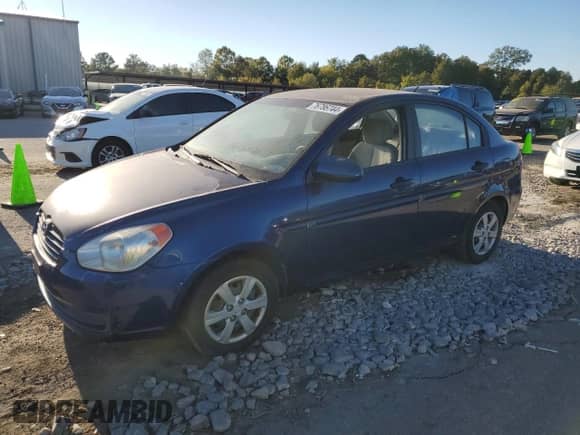 2008 Hyundai Accent GLS z VIN KMHCN46C58U175979, wystawiony jako Copart lot #76786744 z przebiegiem 124 564 mil mil oraz Czysty tytuł • Clean title. Historia ofert i sprzedaży dostępna na DreamBid. Obrazek 1.