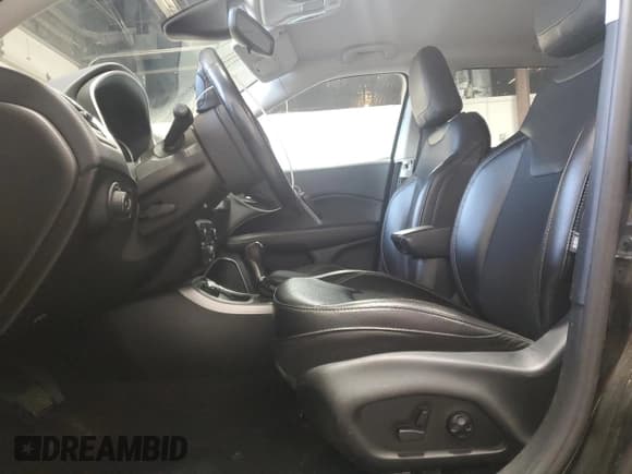 ✅ 2020 Jeep Compass Latitude • VIN: 3C4NJDBB9LT157770 • Lot: 84249365. Wystawiony na Copart z przebiegiem 46 773 mil. Bezpłatny archiwum sprzedaży aukcyjnych z USA i szczegółowy raport historii pojazdu na DreamBid. Zdjęcie 7.