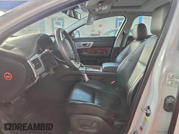 ✅ 2015 Jaguar XF T Premium • VIN: SAJWA0FS4FPU60747 • Lot: 96575345. Wystawiony na Copart z przebiegiem 38 229 mil. Bezpłatny archiwum sprzedaży aukcyjnych z USA i szczegółowy raport historii pojazdu na DreamBid. Zdjęcie 7.