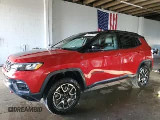 ✅ 2025 Jeep Compass Trailhawk • VIN: 3C4NJDDNXST523628 • Lot: 91279035. Wystawiony na Copart z przebiegiem 28 618 mil. Bezpłatny archiwum sprzedaży aukcyjnych z USA i szczegółowy raport historii pojazdu na DreamBid. Zdjęcie 1.