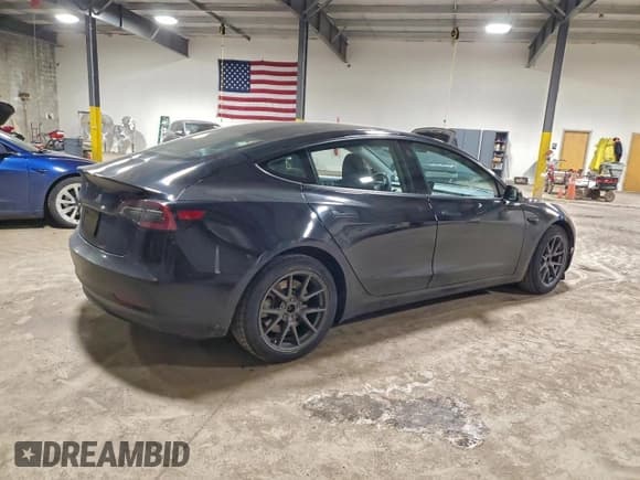 ✅ 2022 Tesla Model 3 • VIN: 5YJ3E1EA0NF370895 • Lot: 95686615. Wystawiony na Copart z przebiegiem 123 976 mil. Bezpłatny archiwum sprzedaży aukcyjnych z USA i szczegółowy raport historii pojazdu na DreamBid. Zdjęcie 3.