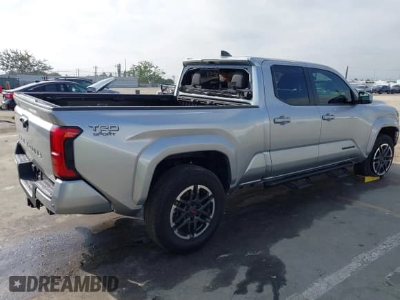 ✅ 2024 Toyota Tacoma SR5 • VIN: 3TMLB5JN5RM000794 • Lot: 43782792. Wystawiony na IAAI z przebiegiem 12 877 mil. Bezpłatny archiwum sprzedaży aukcyjnych z USA i szczegółowy raport historii pojazdu na DreamBid. Zdjęcie 4.