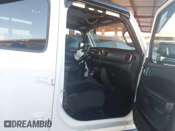 ✅ 2021 Jeep Gladiator Sport S • VIN: 1C6JJTAG8ML557863 • Lot: 43447555. Listed on IAAI with 24,365 mi. Free auction sales archive from the USA and detailed vehicle history report at DreamBid. Image 5.