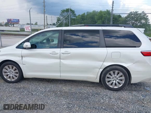 ✅ 2016 Toyota Sienna XLE • VIN: 5TDYK3DC0GS721350 • Лот: 42887718. Опубликован ранее на IAAI с пробегом 180 599 миль. Бесплатный доступ к архиву аукционных продаж из США и подробный отчёт об истории автомобиля на DreamBid. Изображение 14.