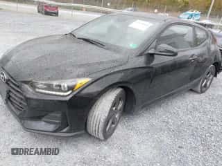 2019 Hyundai Veloster 2.0 z VIN KMHTG6AF3KU011242, wystawiony jako IAAI lot #43470980 z przebiegiem 84 132 mil mil oraz . Historia ofert i sprzedaży dostępna na DreamBid. Obrazek 2.