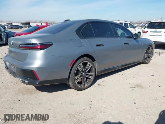 ✅ 2023 BMW 7 Series 760i xDrive • VIN: WBA33EJ07PCM90605 • Лот: 41577454. Опубликован ранее на IAAI с пробегом 30 241 миль. Бесплатный доступ к архиву аукционных продаж из США и подробный отчёт об истории автомобиля на DreamBid. Изображение 4.