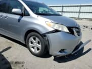 ✅ 2011 Toyota Sienna LE AAS • VIN: 5TDKK3DC9BS083274 • Lot: 53643185. Wystawiony na Copart z przebiegiem Nie podano. Bezpłatny archiwum sprzedaży aukcyjnych z USA i szczegółowy raport historii pojazdu na DreamBid. Zdjęcie 12.