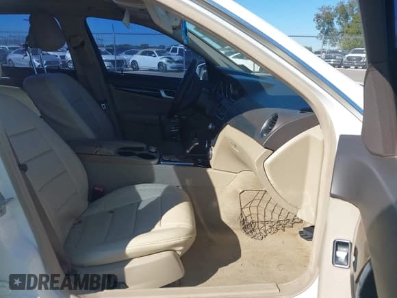 ✅ 2013 Mercedes-Benz C 250 Sport • VIN: WDDGF4HB6DR270836 • Lot: 43599937. Wystawiony na IAAI z przebiegiem 158 952 mil. Bezpłatny archiwum sprzedaży aukcyjnych z USA i szczegółowy raport historii pojazdu na DreamBid. Zdjęcie 5.