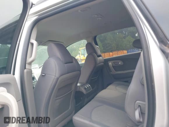 ✅ 2012 Chevrolet Traverse LS • VIN: 1GNKRFED3CJ190346 • Lot: 43325034. Wystawiony na IAAI z przebiegiem 227 731 mil. Bezpłatny archiwum sprzedaży aukcyjnych z USA i szczegółowy raport historii pojazdu na DreamBid. Zdjęcie 8.