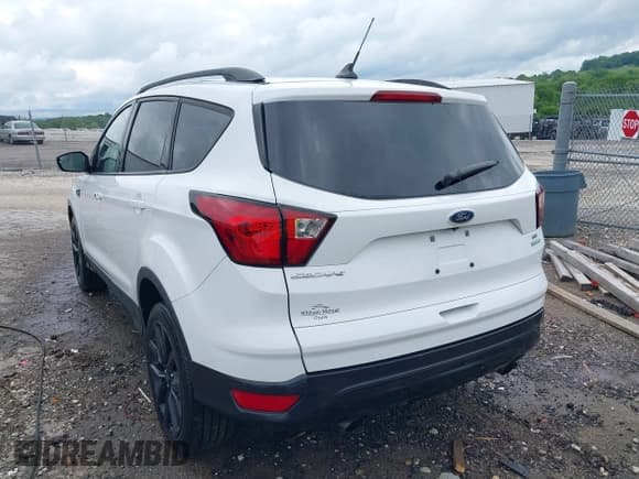 ✅ 2019 Ford Escape SE • VIN: 1FMCU0GD2KUC46050 • Лот: 42204401. Опубликован ранее на IAAI с пробегом 126 308 миль. Бесплатный доступ к архиву аукционных продаж из США и подробный отчёт об истории автомобиля на DreamBid. Изображение 3.