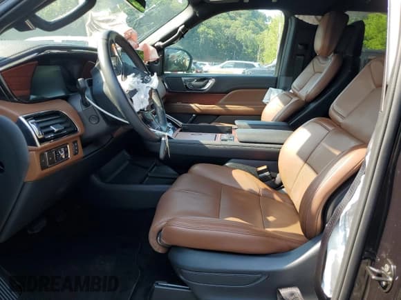 ✅ 2024 Lincoln Navigator Reserve • VIN: 5LMJJ3LG3REL10423 • Lot: 84262745. Wystawiony na Copart z przebiegiem 14 349 mil. Bezpłatny archiwum sprzedaży aukcyjnych z USA i szczegółowy raport historii pojazdu na DreamBid. Zdjęcie 7.