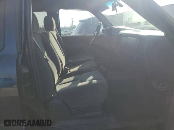 2006 Chevrolet Silverado 1500 LS z VIN 2GCEK19B761349793, wystawiony jako Copart lot #81823174 z przebiegiem 120 358 mil mil oraz Czysty tytuł • Clean title. Historia ofert i sprzedaży dostępna na DreamBid. Obrazek 10.