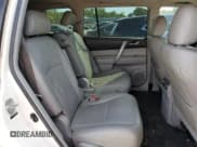 ✅ 2013 Toyota Highlander SE • VIN: 5TDZK3EH7DS129289 • Лот: 81908915. Опубликован ранее на Copart с пробегом 195 799 миль. Бесплатный доступ к архиву аукционных продаж из США и подробный отчёт об истории автомобиля на DreamBid. Изображение 11.