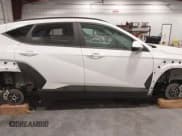 ✅ 2025 Hyundai Kona SEL • VIN: KM8HB3AB9SU319287 • Лот: 43632108. Опубликован ранее на IAAI с пробегом 9 863 миль. Бесплатный доступ к архиву аукционных продаж из США и подробный отчёт об истории автомобиля на DreamBid. Изображение 13.