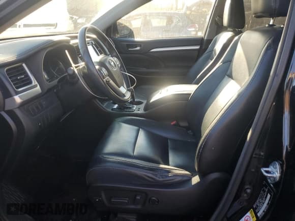 ✅ 2016 Toyota Highlander XLE • VIN: 5TDJKRFH9GS504134 • Lot: 90221215. Wystawiony na Copart z przebiegiem 79 181 mil. Bezpłatny archiwum sprzedaży aukcyjnych z USA i szczegółowy raport historii pojazdu na DreamBid. Zdjęcie 7.