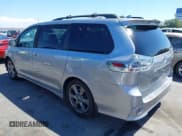 ✅ 2018 Toyota Sienna SE • VIN: 5TDXZ3DCXJS962511 • Lot: 43111836. Wystawiony na IAAI z przebiegiem 81 278 mil. Bezpłatny archiwum sprzedaży aukcyjnych z USA i szczegółowy raport historii pojazdu na DreamBid. Zdjęcie 3.