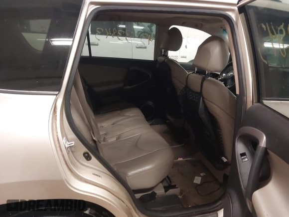 ✅ 2008 Toyota RAV4 Limited • VIN: JTMBK31V786029194 • Lot: 43833843. Wystawiony na IAAI z przebiegiem 233 086 mil. Bezpłatny archiwum sprzedaży aukcyjnych z USA i szczegółowy raport historii pojazdu na DreamBid. Zdjęcie 8.