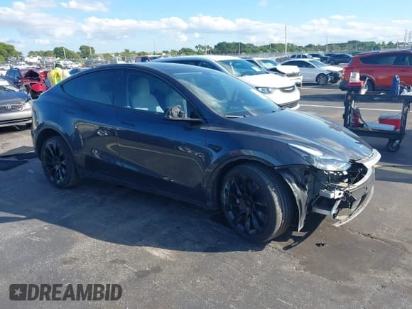 ✅ 2024 Tesla Model Y Long Range • VIN: 7SAYGAEE5RF065906 • Lot: 43598247. Wystawiony na IAAI z przebiegiem 4 577 mil. Bezpłatny archiwum sprzedaży aukcyjnych z USA i szczegółowy raport historii pojazdu na DreamBid. Zdjęcie 1.