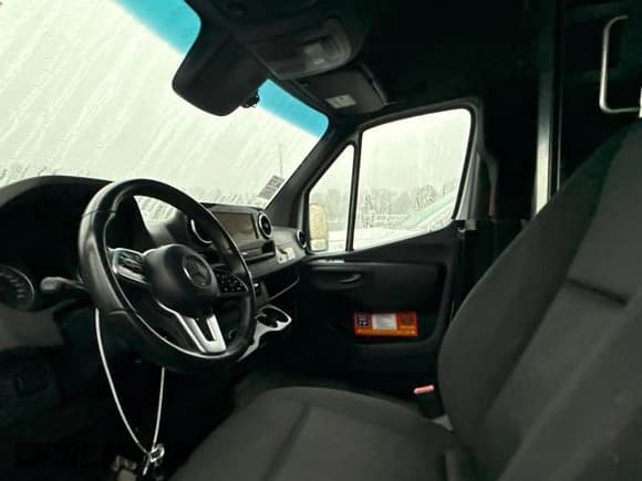 ✅ 2023 Mercedes-Benz Sprinter Cargo • VIN: W1Y4KCHY5PT144607 • Lot: 43822965. Wystawiony na IAAI z przebiegiem 35 700 mil. Bezpłatny archiwum sprzedaży aukcyjnych z USA i szczegółowy raport historii pojazdu na DreamBid. Zdjęcie 7.