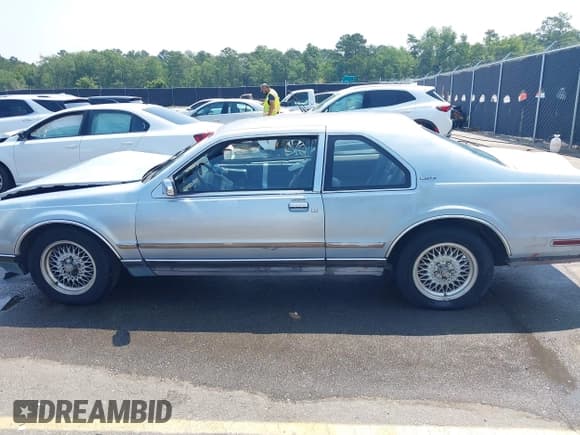 ✅ 1990 Lincoln Mark VIII • VIN: 1LNCM93E2LY639222 • Лот: 42403508. Опубликован ранее на IAAI с пробегом 122 281 миль. Бесплатный доступ к архиву аукционных продаж из США и подробный отчёт об истории автомобиля на DreamBid. Изображение 14.