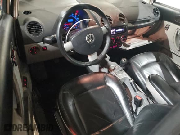 ✅ 2000 Volkswagen Beetle GLX • VIN: 3VWDD21C2YM483734 • Lot: 82089724. Wystawiony na Copart z przebiegiem 101 803 mil. Bezpłatny archiwum sprzedaży aukcyjnych z USA i szczegółowy raport historii pojazdu na DreamBid. Zdjęcie 8.