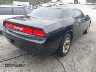 2014 Dodge Challenger SXT z VIN 2C3CDYAG0EH285933, wystawiony jako IAAI lot #43391041 z przebiegiem Nie podano mil oraz . Historia ofert i sprzedaży dostępna na DreamBid. Obrazek 4.
