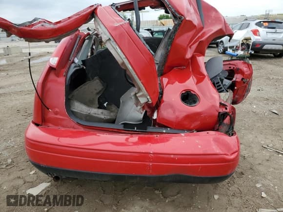 ✅ 2000 Ford Focus ZX3 • VIN: 3FAFP3131YR246170 • Lot: 54679735. Wystawiony na Copart z przebiegiem Nie podano. Bezpłatny archiwum sprzedaży aukcyjnych z USA i szczegółowy raport historii pojazdu na DreamBid. Zdjęcie 6.