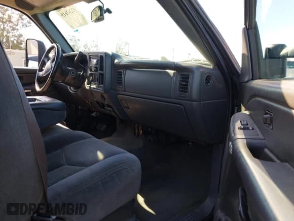 ✅ 2007 Chevrolet Silverado 2500HD LT1 • VIN: 1GCHK23DX7F190453 • Lot: 42262619. Wystawiony na IAAI z przebiegiem Nie podano. Bezpłatny archiwum sprzedaży aukcyjnych z USA i szczegółowy raport historii pojazdu na DreamBid. Zdjęcie 5.