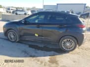 ✅ 2018 Hyundai Kona SEL • VIN: KM8K22AA9JU144996 • Лот: 77537824. Опубликован ранее на Copart с пробегом 64 532 миль. Бесплатный доступ к архиву аукционных продаж из США и подробный отчёт об истории автомобиля на DreamBid. Изображение 2.