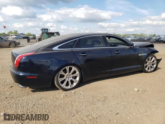 ✅ 2012 Jaguar XJ XJL • VIN: SAJWA2GB7CLV27824 • Лот: 69979805. Опубликован ранее на Copart с пробегом 108 447 миль. Бесплатный доступ к архиву аукционных продаж из США и подробный отчёт об истории автомобиля на DreamBid. Изображение 3.