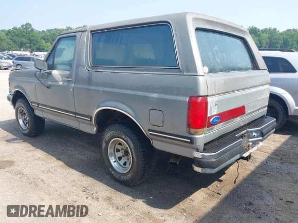 ✅ 1989 Ford Bronco XL • VIN: 1FMEU15NXKLA14330 • Lot: 42429531. Listed on IAAI with 82,009 mi. Free auction sales archive from the USA and detailed vehicle history report at DreamBid. Image 3.