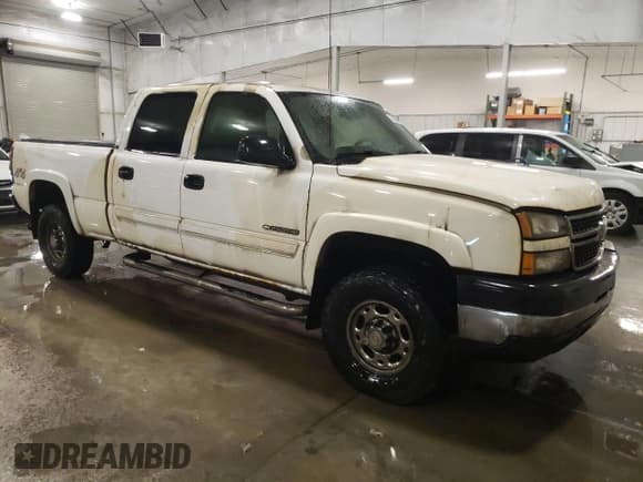 ✅ 2006 Chevrolet Silverado 2500HD LT2 • VIN: 1GCHK23U06F175913 • Lot: 72050815. Wystawiony na Copart z przebiegiem 138 242 mil. Bezpłatny archiwum sprzedaży aukcyjnych z USA i szczegółowy raport historii pojazdu na DreamBid. Zdjęcie 4.
