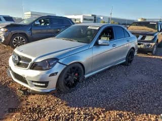 ✅ 2013 Mercedes-Benz C 300 Sport • VIN: WDDGF8AB8DR283511 • Лот: 94095585. Опубликован ранее на Copart с пробегом 103 981 миль. Бесплатный доступ к архиву аукционных продаж из США и подробный отчёт об истории автомобиля на DreamBid. Изображение 1.