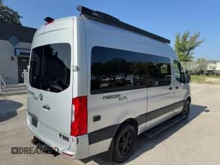 ✅ 2022 Mercedes-Benz Sprinter Cargo • VIN: W1X4EBHY0NP484324 • Лот: 85202705. Опубликован ранее на Copart с пробегом 8 679 миль. Бесплатный доступ к архиву аукционных продаж из США и подробный отчёт об истории автомобиля на DreamBid. Изображение 3.