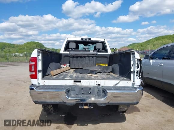 ✅ 2023 Ram 2500 Tradesman • VIN: 3C6UR5HJ9PG564714 • Lot: 42118104. Listed on IAAI with 18,111 mi. Free auction sales archive from the USA and detailed vehicle history report at DreamBid. Image 17.