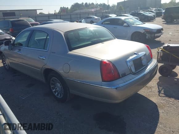 ✅ 2002 Lincoln Town Car Signature • VIN: 1LNHM82W72Y614339 • Lot: 43874876. Listed on IAAI with 157,755 mi. Free auction sales archive from the USA and detailed vehicle history report at DreamBid. Image 3.