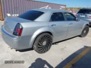 ✅ 2006 Chrysler 300 C • VIN: 2C3KA63HX6H396635 • Лот: 43472271. Опубликован ранее на IAAI с пробегом 169 581 миль. Бесплатный доступ к архиву аукционных продаж из США и подробный отчёт об истории автомобиля на DreamBid. Изображение 4.