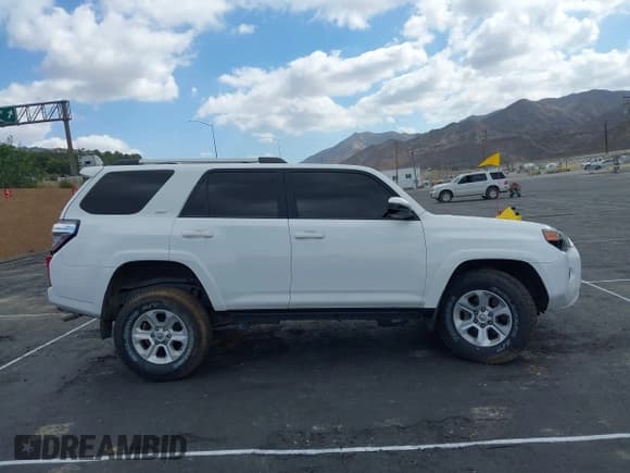 ✅ 2020 Toyota 4Runner SR5 Premium • VIN: JTEBU5JR7L5835278 • Lot: 43411960. Wystawiony na IAAI z przebiegiem 105 800 mil. Bezpłatny archiwum sprzedaży aukcyjnych z USA i szczegółowy raport historii pojazdu na DreamBid. Zdjęcie 13.
