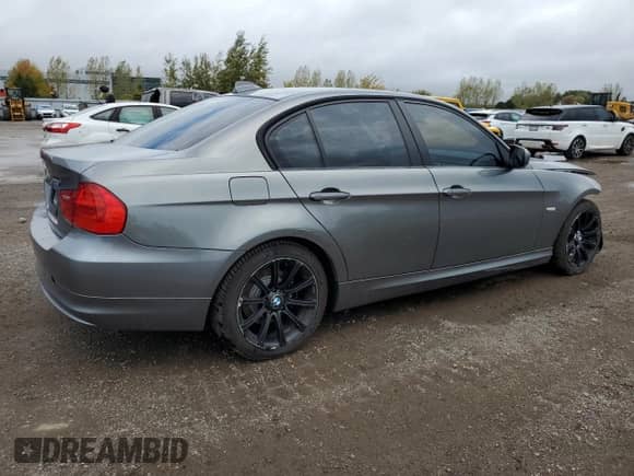 2011 BMW 3 Series z VIN WBAPG7G58BNN18042, wystawiony jako Copart lot #83788495 z przebiegiem 251 963 mil mil oraz Szkoda całkowita • Salvage title. Historia ofert i sprzedaży dostępna na DreamBid. Obrazek 3.