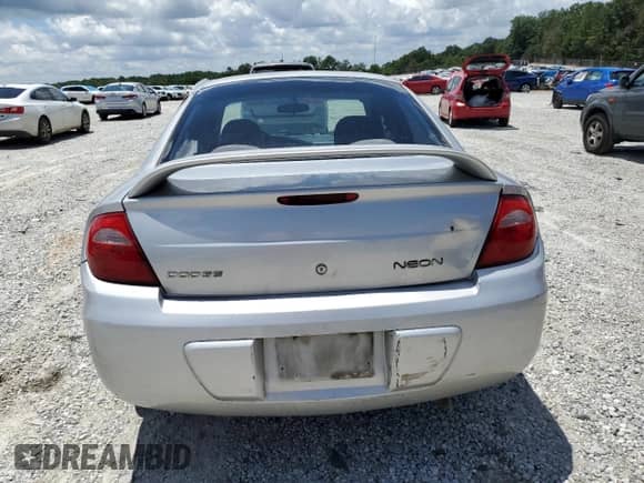 2004 Dodge Neon SXT z VIN 1B3ES56C74D576697, wystawiony jako Copart lot #61158795 z przebiegiem 225 717 mil mil oraz Szkoda całkowita • Salvage title. Historia ofert i sprzedaży dostępna na DreamBid. Obrazek 6.