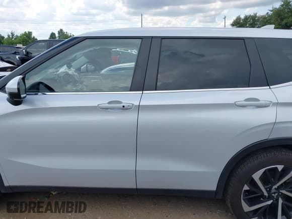 ✅ 2024 Mitsubishi Outlander SE • VIN: JA4J4VA87RZ081396 • Lot: 42973297. Listed on IAAI with 16,900 mi. Free auction sales archive from the USA and detailed vehicle history report at DreamBid. Image 14.