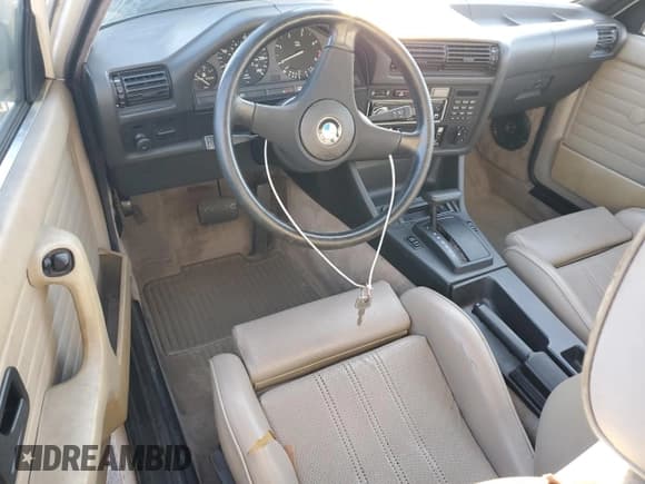 ✅ 1985 BMW 3 Series • VIN: WBAAB6400F1213056 • Lot: 92467385. Listed on Copart with 160,974 mi. Free auction sales archive from the USA and detailed vehicle history report at DreamBid. Image 8.