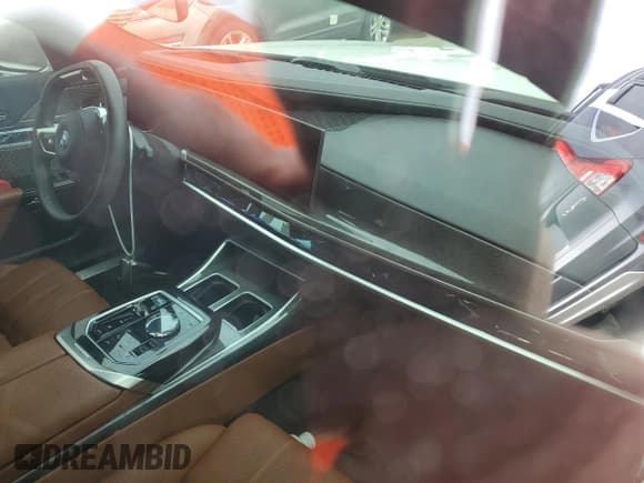 ✅ 2024 BMW i7 xDrive60 • VIN: WBY53EJ08RCP27227 • Lot: 74042144. Wystawiony na Copart z przebiegiem Nie podano. Bezpłatny archiwum sprzedaży aukcyjnych z USA i szczegółowy raport historii pojazdu na DreamBid. Zdjęcie 8.