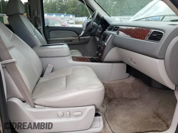 2008 Chevrolet Suburban LT с VIN 1GNFC16038J231941, выставлен на аукционе Copart как лот 76061534 с пробегом 239 562 миль миль и Списание • Salvage title. История ставок и продаж доступна на DreamBid. Изображение 7.