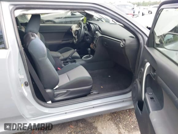 ✅ 2015 Scion tC • VIN: JTKJF5C76FJ005644 • Lot: 43660793. Wystawiony na IAAI z przebiegiem Nie podano. Bezpłatny archiwum sprzedaży aukcyjnych z USA i szczegółowy raport historii pojazdu na DreamBid. Zdjęcie 5.