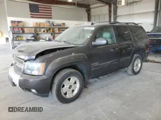 2011 Chevrolet Tahoe LT z VIN 1GNSKBE06BR251683, wystawiony jako Copart lot #81993575 z przebiegiem 189 573 mil mil oraz Szkoda całkowita • Salvage title. Historia ofert i sprzedaży dostępna na DreamBid. Obrazek 1.